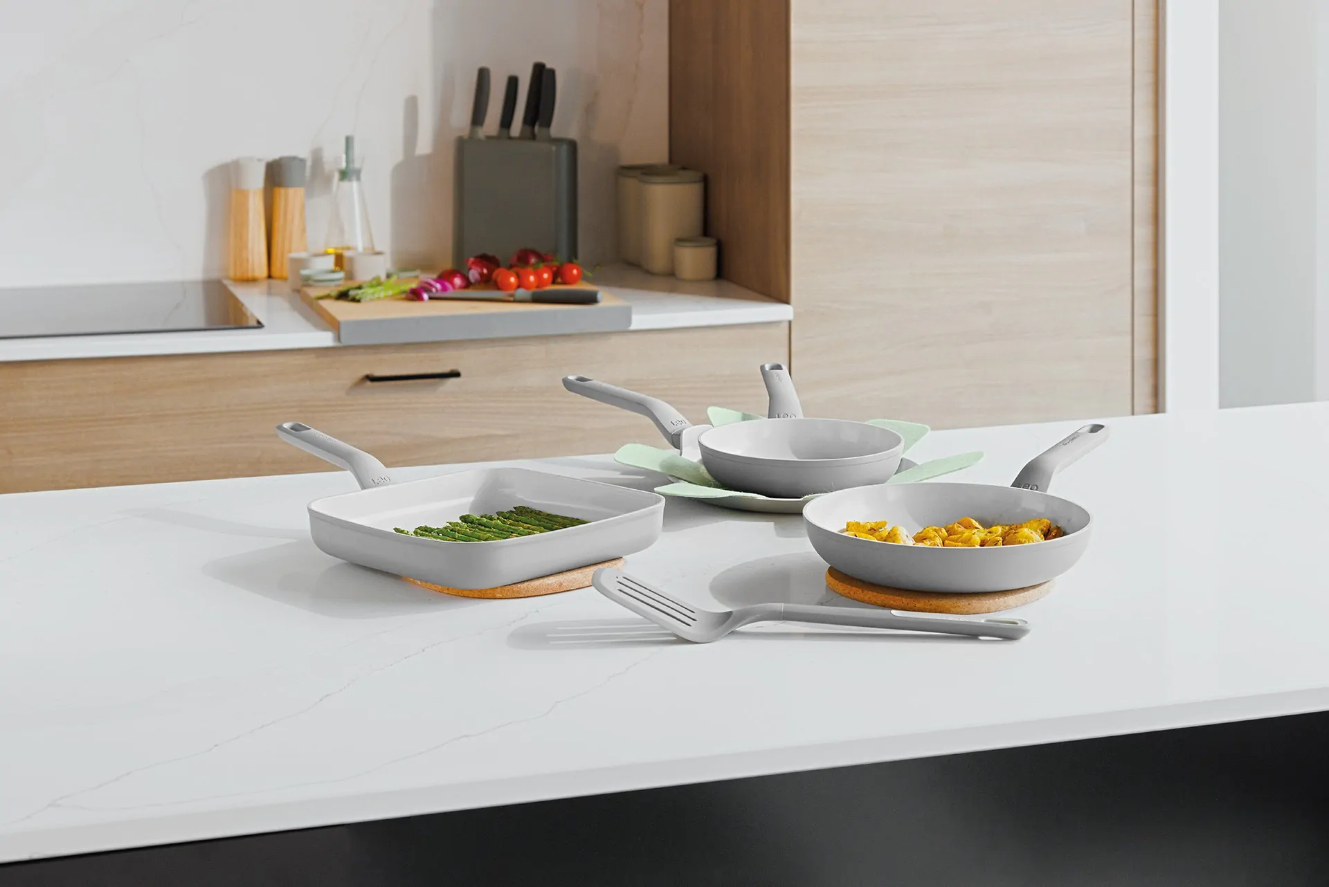 Zestaw 4 patelni Balance Moonmist z powłoką nieprzywierającą i łopatką Balance BergHOFF