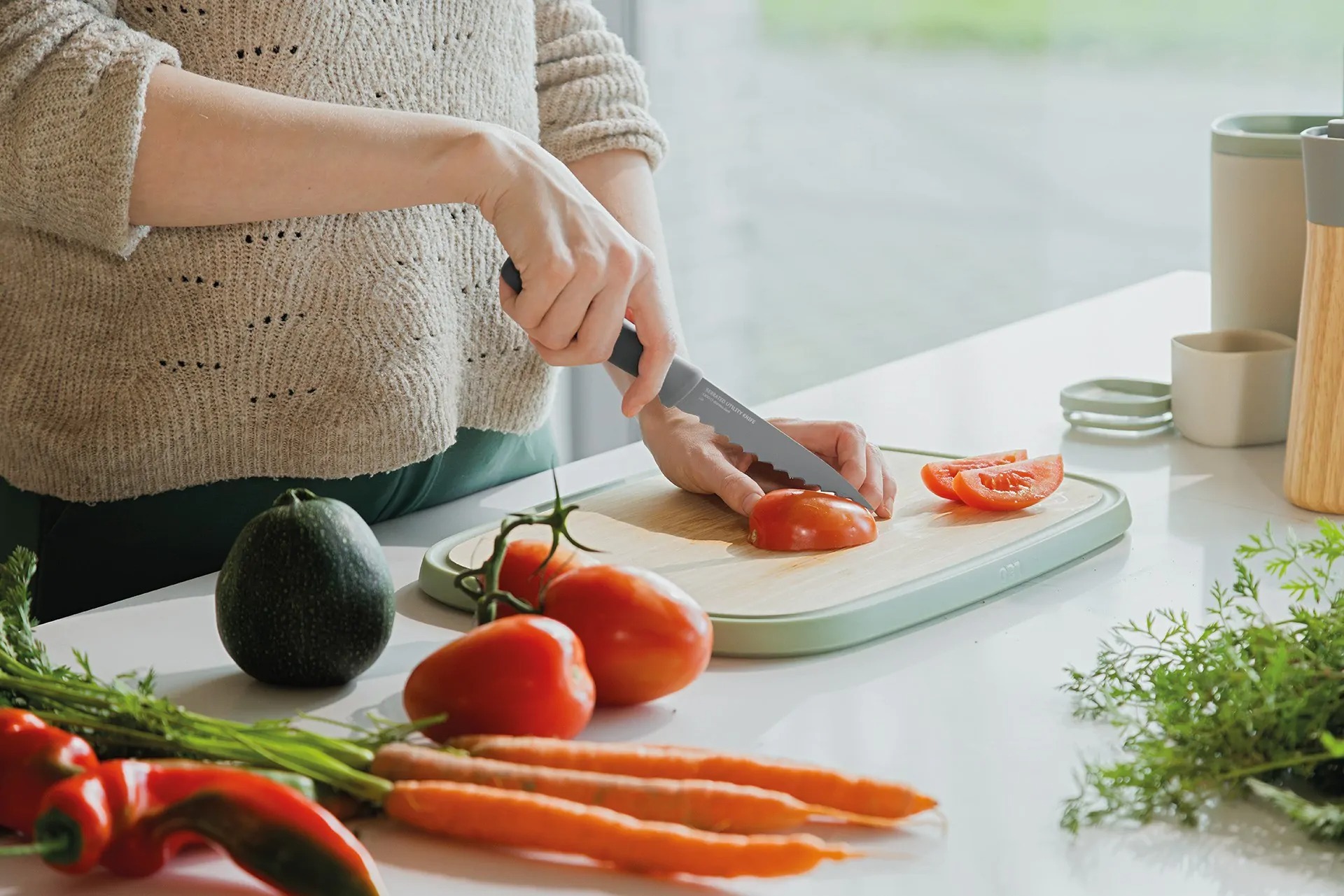 Nóż użytkowy z ząbkowanym ostrzem BergHOFF Balance 11,5 cm